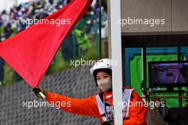 Circuit atmosphere - a marshal waves a red flag. 09.10.2022. Formula 1 World Championship, Rd 18, Japanese Grand Prix, Suzuka, Japan, Race Day.
