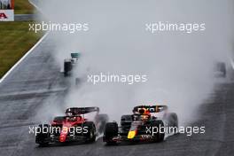 Max Verstappen (NLD) Red Bull Racing RB18 and Charles Leclerc (MON) Ferrari F1-75 battle for the lead at the start of the race. 09.10.2022. Formula 1 World Championship, Rd 18, Japanese Grand Prix, Suzuka, Japan, Race Day.