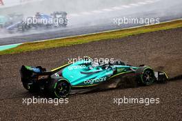 Sebastian Vettel (GER) Aston Martin F1 Team AMR22 spins off at the start of the race. 09.10.2022. Formula 1 World Championship, Rd 18, Japanese Grand Prix, Suzuka, Japan, Race Day.