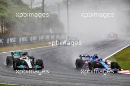 Lewis Hamilton (GBR) Mercedes AMG F1 W13 and Fernando Alonso (ESP) Alpine F1 Team A522. 09.10.2022. Formula 1 World Championship, Rd 18, Japanese Grand Prix, Suzuka, Japan, Race Day.