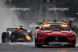 Max Verstappen (NLD) Red Bull Racing RB18 leads behind the Mercedes AMG FIA Safety Car. 09.10.2022. Formula 1 World Championship, Rd 18, Japanese Grand Prix, Suzuka, Japan, Race Day.