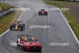 Max Verstappen (NLD) Red Bull Racing RB18 leads behind the Mercedes AMG FIA Safety Car. 09.10.2022. Formula 1 World Championship, Rd 18, Japanese Grand Prix, Suzuka, Japan, Race Day.