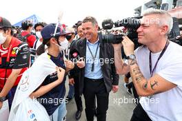 Ted Kravitz (GBR) Sky Sports Pitlane Reporter with a fan. 08.10.2022. Formula 1 World Championship, Rd 18, Japanese Grand Prix, Suzuka, Japan, Qualifying Day.