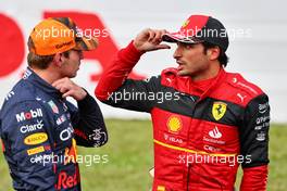 (L to R): Max Verstappen (NLD) Red Bull Racing with Carlos Sainz Jr (ESP) Ferrari in qualifying parc ferme. 08.10.2022. Formula 1 World Championship, Rd 18, Japanese Grand Prix, Suzuka, Japan, Qualifying Day.