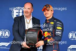 (L to R): Robert Reid (GBR) FIA Deputy President for Sport presents the Pirelli Pole Position Award to Max Verstappen (NLD) Red Bull Racing in qualifying parc ferme. 08.10.2022. Formula 1 World Championship, Rd 18, Japanese Grand Prix, Suzuka, Japan, Qualifying Day.