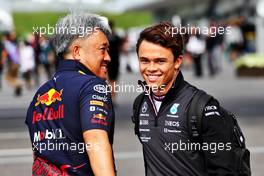 (L to R): Masashi Yamamoto (JPN) Red Bull Racing Consultant with Nyck de Vries (NLD) Mercedes AMG F1 Test and Reserve Driver. 08.10.2022. Formula 1 World Championship, Rd 18, Japanese Grand Prix, Suzuka, Japan, Qualifying Day.