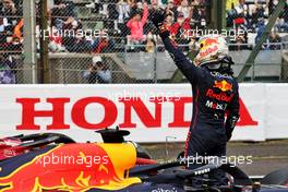 Max Verstappen (NLD) Red Bull Racing RB18 celebrates pole position in qualifying parc ferme. 08.10.2022. Formula 1 World Championship, Rd 18, Japanese Grand Prix, Suzuka, Japan, Qualifying Day.