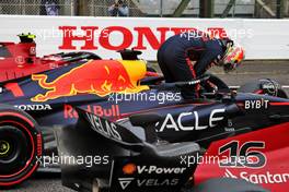 Pole sitter Max Verstappen (NLD) Red Bull Racing RB18 in qualifying parc ferme. 08.10.2022. Formula 1 World Championship, Rd 18, Japanese Grand Prix, Suzuka, Japan, Qualifying Day.