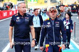 (L to R): Jonathan Wheatley (GBR) Red Bull Racing Team Manager with Max Verstappen (NLD) Red Bull Racing. 08.10.2022. Formula 1 World Championship, Rd 18, Japanese Grand Prix, Suzuka, Japan, Qualifying Day.
