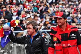(L to R): Fernando Alonso (ESP) Alpine F1 Team with Carlos Sainz Jr (ESP) Ferrari on the drivers parade. 09.10.2022. Formula 1 World Championship, Rd 18, Japanese Grand Prix, Suzuka, Japan, Race Day.
