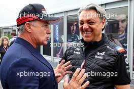 (L to R): Jean Alesi (FRA) with Luca de Meo (ITA) Groupe Renault Chief Executive Officer. 09.10.2022. Formula 1 World Championship, Rd 18, Japanese Grand Prix, Suzuka, Japan, Race Day.