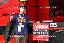 Carlos Sainz Jr (ESP) Ferrari fan. 06.10.2022. Formula 1 World Championship, Rd 18, Japanese Grand Prix, Suzuka, Japan, Preparation Day.
