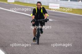 Russell Batchelor (GBR) XPB Images Photographer rides the circuit. 06.10.2022. Formula 1 World Championship, Rd 18, Japanese Grand Prix, Suzuka, Japan, Preparation Day.