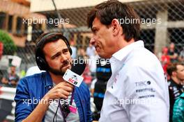 (L to R): Chris Medland (GBR) Journalist with Toto Wolff (GER) Mercedes AMG F1 Shareholder and Executive Director on the grid. 29.05.2022. Formula 1 World Championship, Rd 7, Monaco Grand Prix, Monte Carlo, Monaco, Race Day.