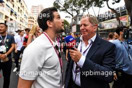 Kit Harington (GBR) Actor on the grid with Martin Brundle (GBR) Sky Sports Commentator. 29.05.2022. Formula 1 World Championship, Rd 7, Monaco Grand Prix, Monte Carlo, Monaco, Race Day.