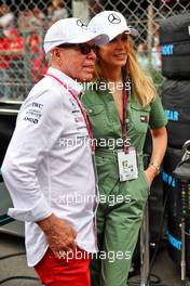 Tommy Hilfiger (USA) with wife Dee Hilfiger (USA) on the grid. 29.05.2022. Formula 1 World Championship, Rd 7, Monaco Grand Prix, Monte Carlo, Monaco, Race Day.