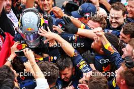Race winner Sergio Perez (MEX) Red Bull Racing celebrates with the team in parc ferme. 29.05.2022. Formula 1 World Championship, Rd 7, Monaco Grand Prix, Monte Carlo, Monaco, Race Day.