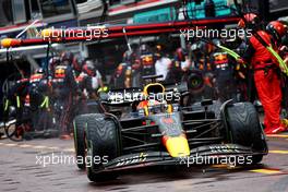 Max Verstappen (NLD) Red Bull Racing RB18 makes a pit stop. 29.05.2022. Formula 1 World Championship, Rd 7, Monaco Grand Prix, Monte Carlo, Monaco, Race Day.