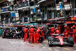 Charles Leclerc (MON) Ferrari F1-75 makes a pit stop. 29.05.2022. Formula 1 World Championship, Rd 7, Monaco Grand Prix, Monte Carlo, Monaco, Race Day.
