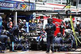 Nicholas Latifi (CDN) Williams Racing FW44 makes a pit stop. 29.05.2022. Formula 1 World Championship, Rd 7, Monaco Grand Prix, Monte Carlo, Monaco, Race Day.
