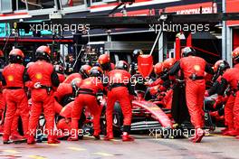 Carlos Sainz Jr (ESP) Ferrari F1-75 makes a pit stop. 29.05.2022. Formula 1 World Championship, Rd 7, Monaco Grand Prix, Monte Carlo, Monaco, Race Day.