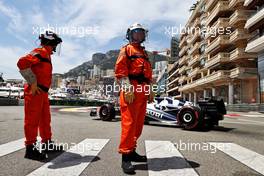 Yuki Tsunoda (JPN) AlphaTauri AT03 watched by marshals. 28.05.2022. Formula 1 World Championship, Rd 7, Monaco Grand Prix, Monte Carlo, Monaco, Qualifying Day.