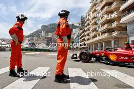 Carlos Sainz Jr (ESP) Ferrari F1-75 watched by marshals. 28.05.2022. Formula 1 World Championship, Rd 7, Monaco Grand Prix, Monte Carlo, Monaco, Qualifying Day.
