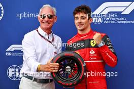 Charles Leclerc (MON) Ferrari is presented the Pirelli Pole Position Award by Greg Maffei (USA) Liberty Media Corporation President and Chief Executive Officer. 28.05.2022. Formula 1 World Championship, Rd 7, Monaco Grand Prix, Monte Carlo, Monaco, Qualifying Day.