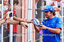Fernando Alonso (ESP) Alpine F1 Team with fans. 29.05.2022. Formula 1 World Championship, Rd 7, Monaco Grand Prix, Monte Carlo, Monaco, Race Day.
