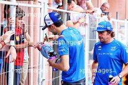 (L to R): Esteban Ocon (FRA) Alpine F1 Team and Fernando Alonso (ESP) Alpine F1 Team with fans. 29.05.2022. Formula 1 World Championship, Rd 7, Monaco Grand Prix, Monte Carlo, Monaco, Race Day.