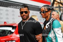 (L to R): Russell Wilson (USA) American Football Player with his wife Ciara Wilson (USA) Singer. 29.05.2022. Formula 1 World Championship, Rd 7, Monaco Grand Prix, Monte Carlo, Monaco, Race Day.