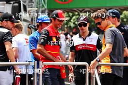 (L to R): Carlos Sainz Jr (ESP) Ferrari and Lando Norris (GBR) McLaren on the drivers parade. 29.05.2022. Formula 1 World Championship, Rd 7, Monaco Grand Prix, Monte Carlo, Monaco, Race Day.
