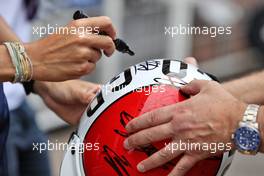 Alexander Albon (THA) Williams Racing signs autographs for the fans. 26.05.2022. Formula 1 World Championship, Rd 7, Monaco Grand Prix, Monte Carlo, Monaco, Practice Day.