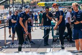 (L to R): Nicholas Latifi (CDN) Williams Racing and Alexander Albon (THA) Williams Racing play golf in the pits. 26.05.2022. Formula 1 World Championship, Rd 7, Monaco Grand Prix, Monte Carlo, Monaco, Practice Day.
