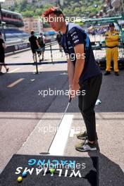 Alexander Albon (THA) Williams Racing plays golf in the pits. 26.05.2022. Formula 1 World Championship, Rd 7, Monaco Grand Prix, Monte Carlo, Monaco, Practice Day.