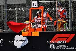 Circuit atmosphere - marshal waves a red flag as the session is stopped. 28.10.2022. Formula 1 World Championship, Rd 20, Mexican Grand Prix, Mexico City, Mexico, Practice Day.