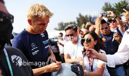 Alexander Albon (THA) Williams Racing signs autographs for the fans. 28.10.2022. Formula 1 World Championship, Rd 20, Mexican Grand Prix, Mexico City, Mexico, Practice Day.