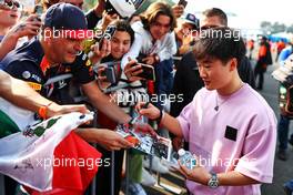 Yuki Tsunoda (JPN) AlphaTauri with fans. 28.10.2022. Formula 1 World Championship, Rd 20, Mexican Grand Prix, Mexico City, Mexico, Practice Day.