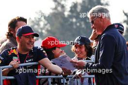 David Coulthard (GBR) Red Bull Racing and Scuderia Toro Advisor / Channel 4 F1 Commentator with fans. 28.10.2022. Formula 1 World Championship, Rd 20, Mexican Grand Prix, Mexico City, Mexico, Practice Day.