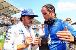(L to R): Fernando Alonso (ESP) Alpine F1 Team with Karel Loos (BEL) Alpine F1 Team Race Engineer on the grid. 30.10.2022. Formula 1 World Championship, Rd 20, Mexican Grand Prix, Mexico City, Mexico, Race Day.