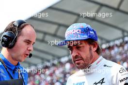 Fernando Alonso (ESP) Alpine F1 Team with Karel Loos (BEL) Alpine F1 Team Race Engineer on the grid. 30.10.2022. Formula 1 World Championship, Rd 20, Mexican Grand Prix, Mexico City, Mexico, Race Day.