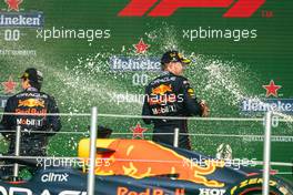 (L to R): Sergio Perez (MEX) Red Bull Racing and race winner Max Verstappen (NLD) Red Bull Racing celebrate on the podium. 30.10.2022. Formula 1 World Championship, Rd 20, Mexican Grand Prix, Mexico City, Mexico, Race Day.
