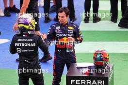 (L to R): Second placed Lewis Hamilton (GBR) Mercedes AMG F1 with third placed Sergio Perez (MEX) Red Bull Racing in parc ferme. 30.10.2022. Formula 1 World Championship, Rd 20, Mexican Grand Prix, Mexico City, Mexico, Race Day.