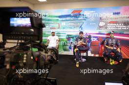 (L to R): Lewis Hamilton (GBR) Mercedes AMG F1; Max Verstappen (NLD) Red Bull Racing; and Sergio Perez (MEX) Red Bull Racing, in the post race FIA Press Conference. 30.10.2022. Formula 1 World Championship, Rd 20, Mexican Grand Prix, Mexico City, Mexico, Race Day.