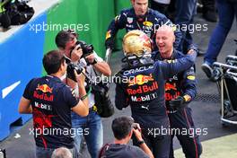 Race winner Max Verstappen (NLD) Red Bull Racing celebrates with the team in parc ferme. 30.10.2022. Formula 1 World Championship, Rd 20, Mexican Grand Prix, Mexico City, Mexico, Race Day.