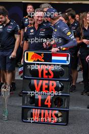 (L to R): Christian Horner (GBR) Red Bull Racing Team Principal celebrates a record breaking 14th GP victory in one season for Max Verstappen (NLD) Red Bull Racing. 30.10.2022. Formula 1 World Championship, Rd 20, Mexican Grand Prix, Mexico City, Mexico, Race Day.