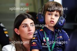 (L to R): Carola Martinez (MEX), wife of Sergio Perez (MEX) Red Bull Racing, with their son Sergio Perez Jnr (MEX). 30.10.2022. Formula 1 World Championship, Rd 20, Mexican Grand Prix, Mexico City, Mexico, Race Day.