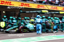 Lance Stroll (CDN) Aston Martin F1 Team AMR22 makes a pit stop. 30.10.2022. Formula 1 World Championship, Rd 20, Mexican Grand Prix, Mexico City, Mexico, Race Day.