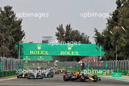 Max Verstappen (NLD) Red Bull Racing RB18 leads at the start of the race. 30.10.2022. Formula 1 World Championship, Rd 20, Mexican Grand Prix, Mexico City, Mexico, Race Day.