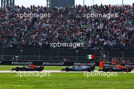 Max Verstappen (NLD) Red Bull Racing RB18 leads at the start of the race. 30.10.2022. Formula 1 World Championship, Rd 20, Mexican Grand Prix, Mexico City, Mexico, Race Day.